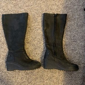 Keen black boots